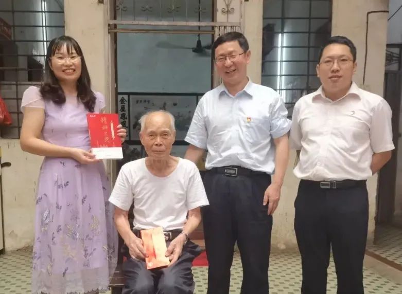 中秋慰问送真情 浓浓眷注暖人心——白云山gopay钱包公司慰问首届天下劳模陈雨池