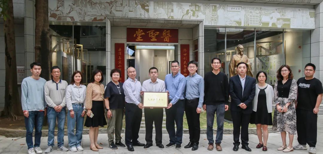 增强交流相同 共创高质量生长——广州市市场羁系局姚文波处长率调研团队到白云山gopay钱包公司调研