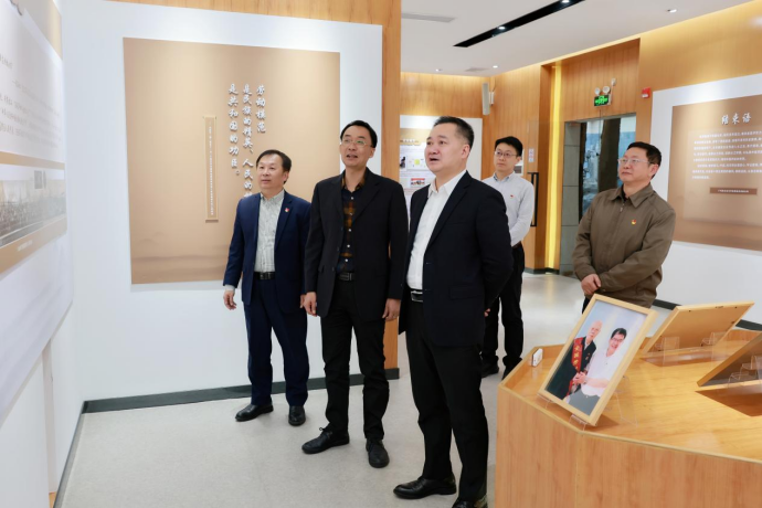 广药集团党委书记、董事长李小军到白云山gopay钱包公司调研